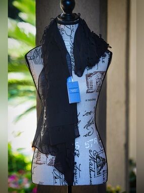 NWT Simply Vera Vera Wang Black Circle Cutout Scarf